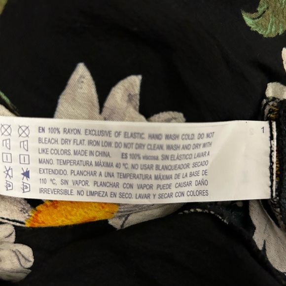 Forever 21 Black Daisy Print Crop Top Blouse Size Small - Picture 7 of 8